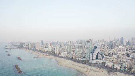4k-Luftaufnahme-–-Majestätisches-Stadtbild-Im-Schwenk-–-Strand-Von-Tel-Aviv-Bei-Sonnenuntergang