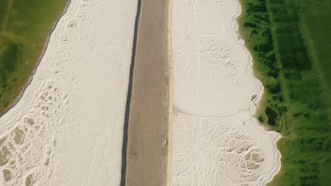 Salzige-4k-Drohnenpfanne-Aus-Felsigen-Bergen-über-Dem-Toten-Meer