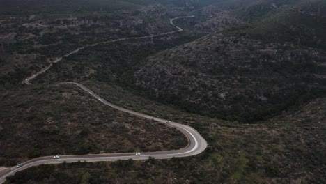 Windige-Straße-4K-Drohnenorbitaufnahmen-Aus-Der-Luft-Der-Berge-Von-Haifa-Im-Norden-Israels