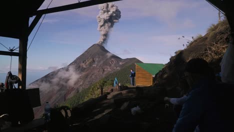 Desayuno-Con-Un-Volcán-En-Erupción