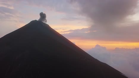 Volcán-En-Erupción-Al-Atardecer-Con-Gente-Cerca