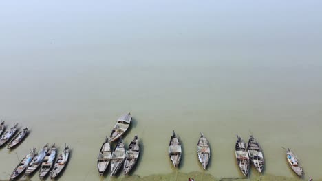 Numerosos-Barcos-Están-Amarrados-En-El-Río