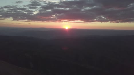 Mt.-Nebo,-Utah-Bei-Sonnenaufgang,-Sonnenuntergang,-Wunderschönes-Sonneneruption-über-Der-Bergkette---Luftneigung