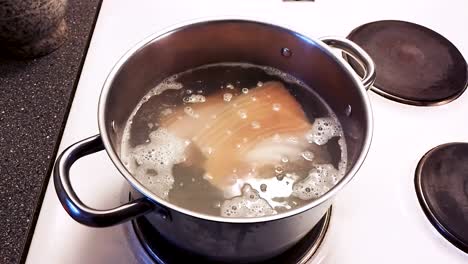 Suppe-Zubereiten,-Schweinefleisch-Für-Eine-Köstliche-Suppe-Köcheln-Lassen---Schweinekohlsuppe-Kochen