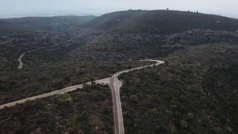 Windige-Straße-4K-Drohnenorbitaufnahmen-Aus-Der-Luft-Der-Berge-Von-Haifa-Im-Norden-Israels