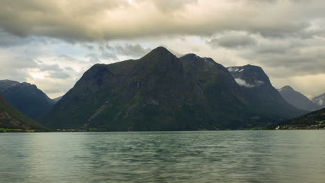 Nubes-Sobre-El-Lago-Strynsvatnet-Y-Montañas-Espectaculares-En-Noruega
