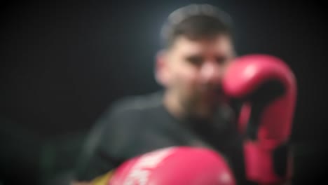 Boxer-Wirft-Stöße-Und-Schlägt-Mit-Boxhandschuhen-In-Zeitlupe-Mit-Geringer-Schärfentiefe-Auf-Die-Kamera-Ein