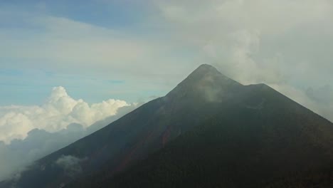 Exuberante-Volcán-Montaña-Con-Nubes-Brumosas-Que-Rodean