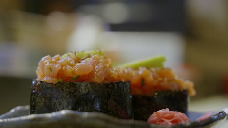Makroaufnahme-Eines-Frischen-Tellers-Mit-Gerolltem-Köstlichem-Sushi,-Verschwommener-Hintergrund