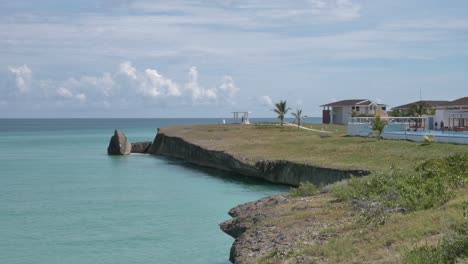 Hotel-Playa-Vista-Azul,-Varadero,-Kuba,-Blick-Auf-Den-Strand-In-Zeitlupe,-Nähere-Aufnahme