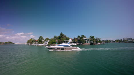 Yacht-Kreuzt-Langsam-In-Miami-Mit-Einigen-Schönen-Häusern-Im-Hintergrund
