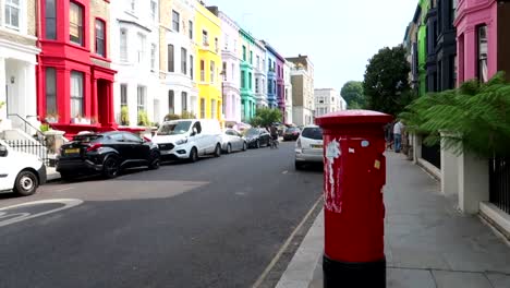 Roter-Briefkasten-Mit-Bunten-Häusern-Der-Lancaster-Road-Im-Hintergrund