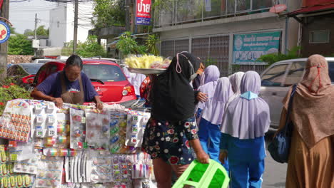 Muslimische-Mädchen-Im-Hijab-Auf-Einem-Schulausflug-In-Die-Stadt-Songkhla,-Thailand