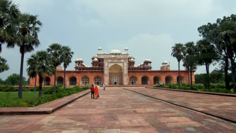 Akbar-Tomb-mausoleum-and-gardens-near-Agra,-Uttar-pradesh,-India