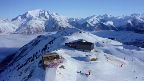 Luftrotation-Mit-Schwerpunkt-Auf-Dem-Skigebiet-Auf-Dem-Schneebedeckten-Berg-An-Einem-Sonnigen-Tag