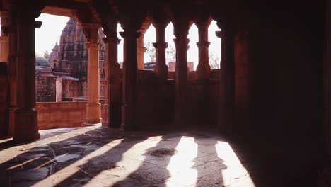 Hintergrundbeleuchtete-Antike-Hinduistische-Tempelarchitektur-Aus-Rotem-Stein-Aus-Einem-Einzigartigen-Blickwinkel-Am-Tag