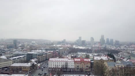 Lento-Movimiento-Aéreo-Sobre-La-Ciudad-De-Vilnius-Durante-Una-Tormenta-De-Nieve