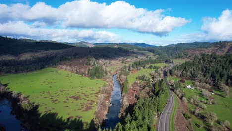 Hermoso-Paisaje-De-4k-Con-Drones-Aéreos-Con-Vistas-A-La-Ropa-De-Cama-Del-Arroyo-En-El-Sur-De-Oregon