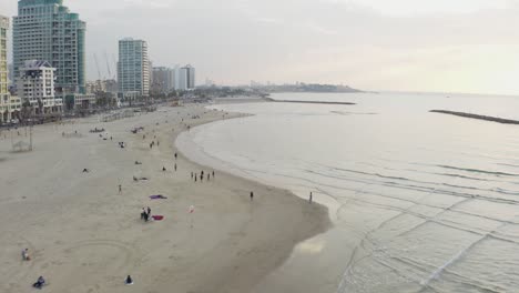 4k-Luftaufnahme---Sonnenuntergang-Am-Strand-Von-Tel-Aviv