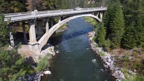 Drohnenaufnahme-Der-Regenbogenbrücke-über-Den-Payette-River,-Idaho-Mit-Autos-1080p-120fps