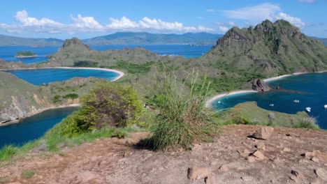 Impresionante-Paisaje-Panorámico-Y-Vista-Al-Mar-De-La-Isla-De-Padar-Y-Las-Islas-Tropicales-Circundantes-En-El-Parque-Nacional-De-Komodo,-Este-De-Nusa-Tenggara,-Indonesia