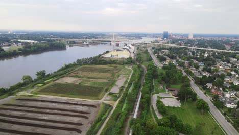 Stadtbild-Von-Toledo-Und-Brücke-über-Den-Maumee-River,-Drohnenansicht-Aus-Der-Luft