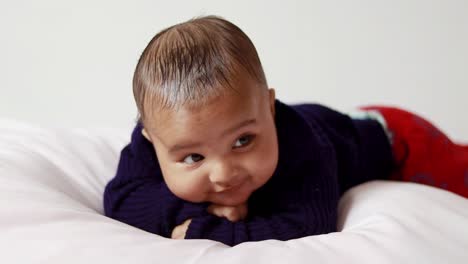 Kleinkind-Liegt-Süßer-Gesichtsausdruck-Mit-Weißem-Hintergrund-Im-Innenbereich