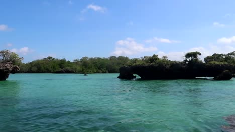 Vista-Espectacular-De-Islas-En-Una-Laguna-Azul,-Islas-De-Arrecifes-De-Coral-En-Zanzíbar