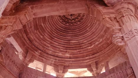 Cúpula-Del-Antiguo-Templo-Hindú-Dentro-De-La-Arquitectura-Desde-Un-ángulo-único-En-El-Día-Tomado-En-El-Jardín-Mandore-Jodhpur-Rajasthan-India