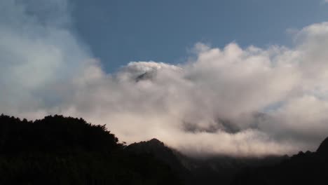 Mount-Merapi,-Aktiver-Vulkan,-Umgeben-Von-Wolken