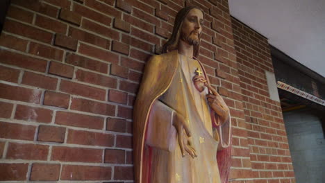 Estatua-De-Jesucristo-Frente-A-La-Iglesia-Católica-Del-Divino-Niño-Jesús-En-Westchester,-Illinois,-Ee.uu.