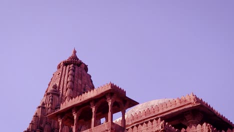 Antike-Hinduistische-Tempelarchitektur-Aus-Rotem-Stein-Aus-Einem-Einzigartigen-Blickwinkel-Bei-Tag