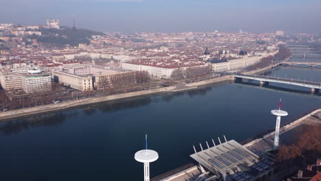 Lyon,-Frankreich-Panorama-Luftaufnahme-Der-Geschäftigen-Skyline-Der-Innenstadt-Am-Fluss-Bei-Sonnenaufgang