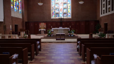 Annäherung-An-Den-Altar-In-Der-Katholischen-Kirche,-Vorbereitet-Für-Die-Hochzeitszeremonie