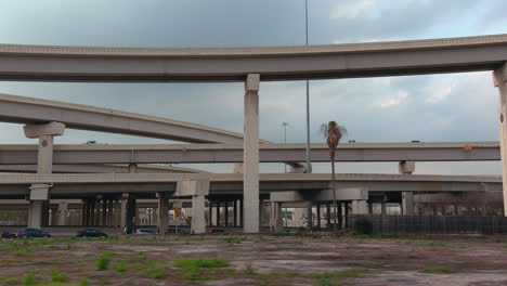 Toma-Panorámica-De-Automóviles-En-La-Autopista-I-10-Oeste-En-Houston