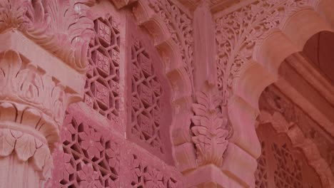 Antike-Hinduistische-Tempelarchitektur-Mit-Hellem-Himmel-Aus-Einzigartigem-Blickwinkel-Bei-Tagesaufnahme-Im-Mandore-Garden-Jodhpur-Rajasthan-Indien