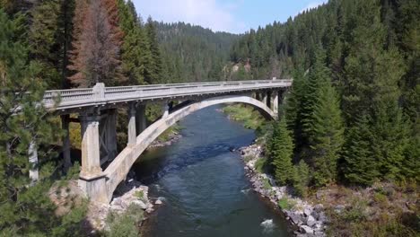 Vertikale-Drohnenaufnahme-Der-Regenbogenbrücke-über-Den-Payette-River-Idaho-Ohne-Autos-1080p-120fps