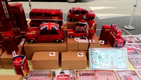 Londoner-Rote-Souvenirs-Auf-Dem-Portobello-Markt-Im-Straßenstand-Von-Notting-Hill,-London