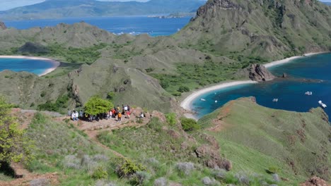 Grupos-De-Turistas-Reunidos-En-El-Popular-Mirador-Panorámico-En-La-Isla-Tropical-De-Padar-En-El-Parque-Nacional-De-Komodo,-Este-De-Nusa-Tenggara,-Indonesia