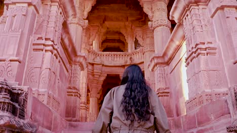 Mädchen-Betritt-Die-Architektur-Des-Alten-Hinduistischen-Tempels-Aus-Rotem-Stein-Aus-Einem-Einzigartigen-Blickwinkel-Am-Tag