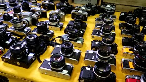 Alte-Analoge-Kameras-Zum-Verkauf-In-Einem-Vintage-Straßenmarkt