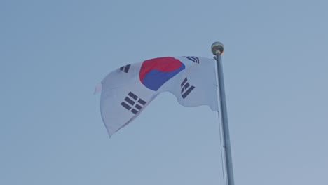 Südkoreanische-Nationalflagge-Weht-Im-Wind,-Windige-Zeit-Am-Blauen-Himmel