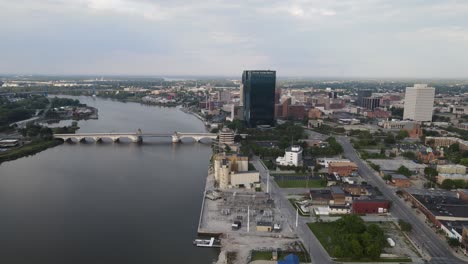 Puente-Sobre-El-Río-Maumee-En-El-Centro-De-Toledo,-Ohio,-Vista-Aérea-De-Drones