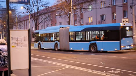 Autobús-Articulado-Solaris-Urbino-18m-Cng-De-La-Compañía-Dpo-En-Ostrava-Saliendo-De-La-Parada-De-Autobús-Vozovna-Trolejbusu-Al-Atardecer