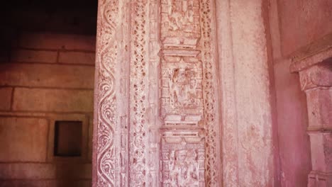 Arquitectura-Del-Antiguo-Templo-Hindú-De-Piedra-Roja-Desde-Un-ángulo-único-En-El-Día