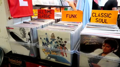 Schwenkaufnahme-Von-Vintage-Schallplatten-Und-Vinyls,-Die-Auf-Dem-Vintage-Markt-In-Shoreditch-Zum-Verkauf-Stehen