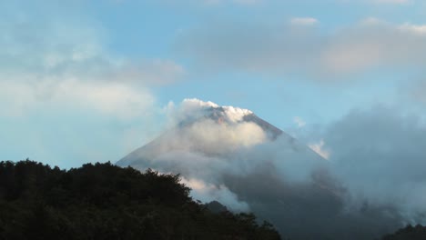 Volcán-Activo-Monte-Merapi-En-Java,-Indonesia,-Rodeado-De-Nubes