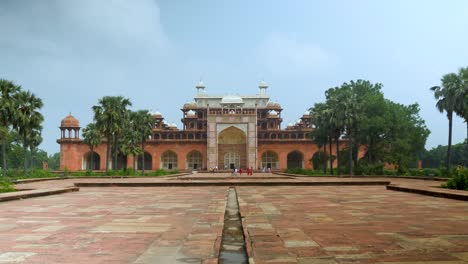 Lateral-view-of-Akbar-Tomb-mausoleum-and-gardens-near-Agra,-Uttar-pradesh,-India