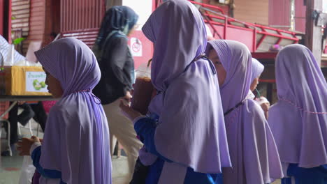 Chicas-Jóvenes-En-Hiyab-Bebiendo-Batidos-En-Una-Fila-En-Un-Viaje-Escolar-En-Tailandia