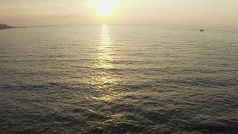 4k-Luftaufnahme-–-Majestätischer-Dolly-Im-Sonnenuntergang-Am-Meer,-Vorbei-An-Felsen-Am-Strand-Von-Tel-Aviv